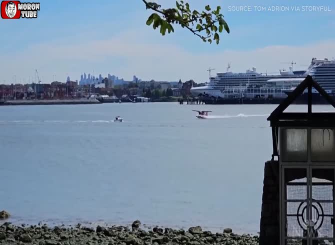 Video :Vancouver accident - boat and aircraft crash, injuring two